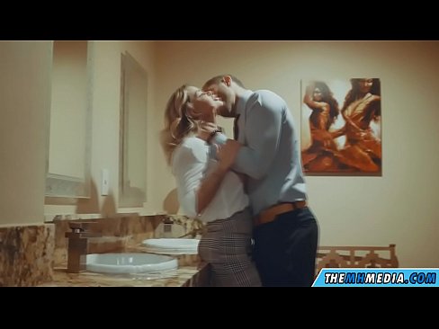 ❤️ Meta blonda busty seduces f'kamra tal-banju pubbliku ❤️ Porno f'mt.mathem-1-class.ru ❤